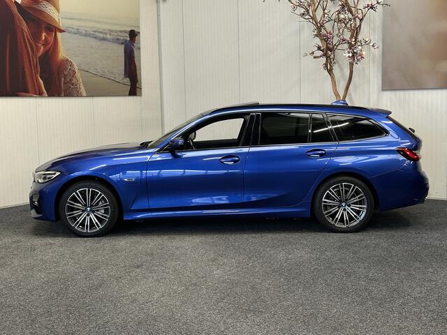 BMW 3-SERIE TOURING 330E XDRIVE 4X4 PHEV HIGH EXECUTIVE M PAKKET LEDER/ALCANTARA NAVIGATIE CRUISE CONTROL PANORAMA SCHUIF/KANTELDAK APPLE CARPLAY/ANDROID KEYLESS GO UITKLAPBARE TREKHAAK PDC ZEER MOOI !! 3010 Coen