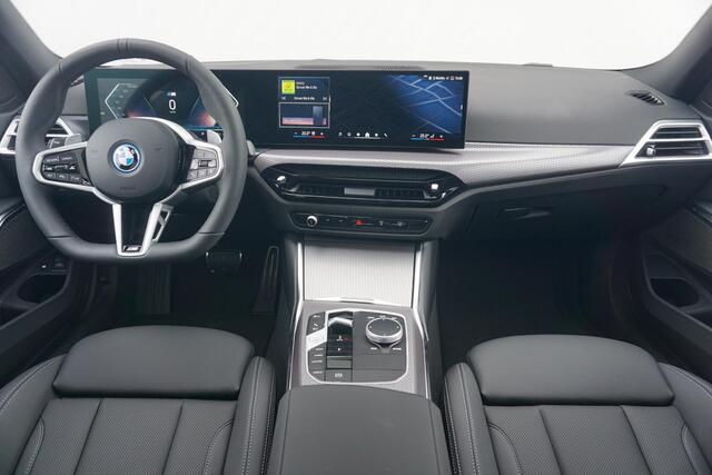 BMW 3-SERIE 330e Touring | M Sportpakket Pro | Comfort Pack | Trekhaak | Panoramadak | Harman Kardon