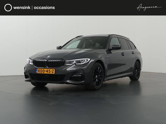 BMW 3-SERIE Touring 330e | M-Pakket | Shadow Line | LED | Panoramadak | Sportstoelen | Stoelverwarming V+ A | 360 Camera | DAB | Adaptieve Cruise Control | Sfeerverlichting | Harman/Kardon | Ele. kofferdeksel |