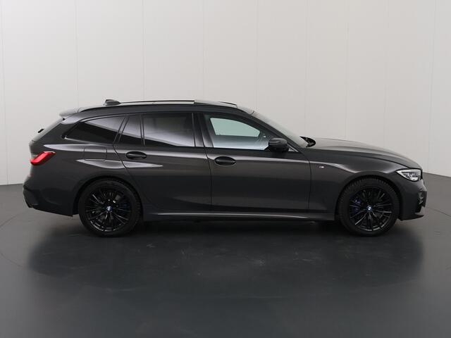 BMW 3-SERIE Touring 330e | M-Pakket | Shadow Line | LED | Panoramadak | Sportstoelen | Stoelverwarming V+ A | 360 Camera | DAB | Adaptieve Cruise Control | Sfeerverlichting | Harman/Kardon | Ele. kofferdeksel |