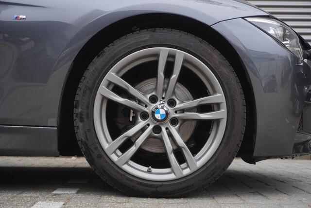 BMW 3-SERIE Touring 320i Executive | Glazen panoramadak | BMW Head-Up Display | Harman Kardon Surround Sound Systeem | Extra getint glas achter