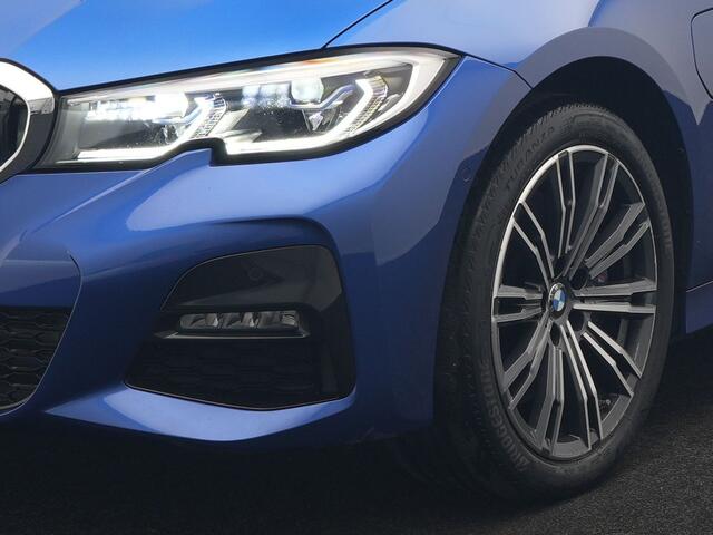 BMW 3-SERIE Touring 330e M Sport PHEV 293pk Dealer O.H. | Trekhaak Af Fabriek | Panodak | Head Up | Adaptive Cruise | 360 Camera | Harman / Kardon | Laser LED | Alcantara Sportstoelen Memory & Verwarmd | Keyless | Sfeerverlichting | Stuur Verwarmd | Plug In Hybrid |