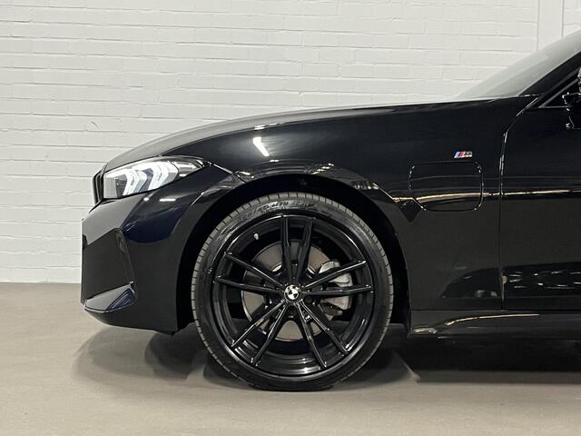 BMW 3-SERIE 330e M-pakket | Adapt. cruise | Open dak | Trekhaak | Head-up | Stoelverwarming | Sfeerverlichting | Carplay | Leder