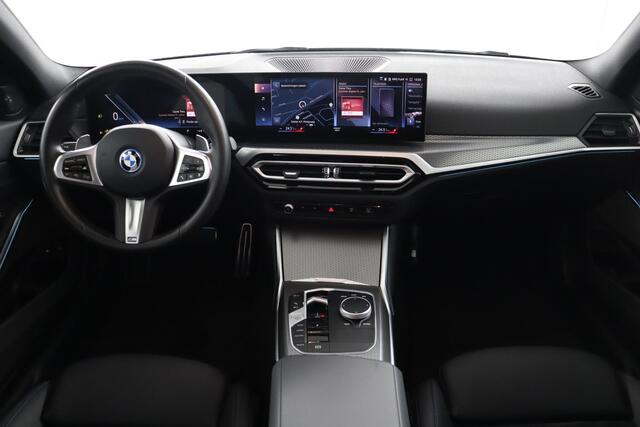 BMW 3-SERIE 320e BMW 320e Sedan M Sport | Glazen Schuif-/kanteldak | Trekhaak Elektrisch | Harman Kardon | Active Cruise Control | Stoelverwarming | 19" M Dubbelspaak | Lentevoordeel