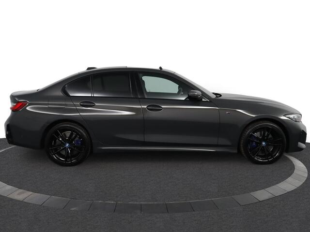 BMW 3-SERIE 320e BMW 320e Sedan M Sport | Glazen Schuif-/kanteldak | Trekhaak Elektrisch | Harman Kardon | Active Cruise Control | Stoelverwarming | 19" M Dubbelspaak | Lentevoordeel