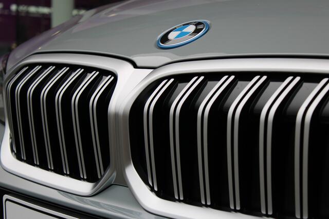 BMW 3-SERIE 330e M Sport Automaat / Trekhaak / Sportstoelen / Comfort Access / Achteruitrijcamera / Cruise Control / Ambiance verlichting