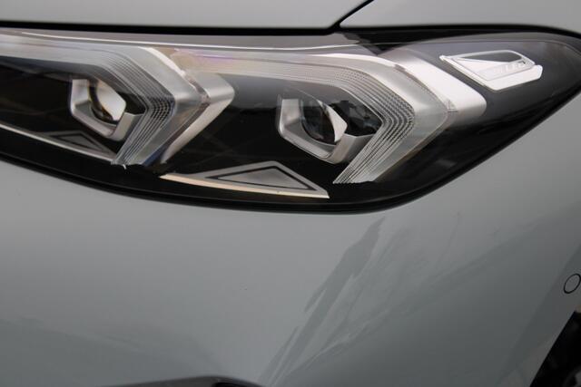 BMW 3-SERIE 330e M Sport Automaat / Trekhaak / Sportstoelen / Comfort Access / Achteruitrijcamera / Cruise Control / Ambiance verlichting