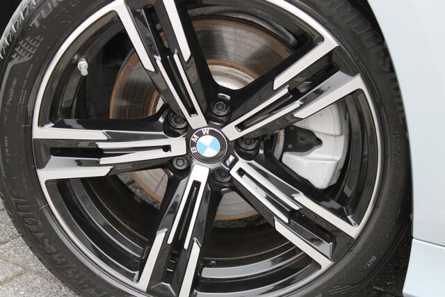 BMW 3-SERIE 330e M Sport Automaat / Trekhaak / Sportstoelen / Comfort Access / Achteruitrijcamera / Cruise Control / Ambiance verlichting