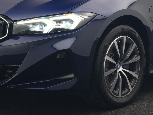 BMW 3-SERIE Touring 320e xDrive PHEV 204pk Dealer O.H. | Trekhaak Af Fabriek | Panodak | Adaptive Cruise | Camera | Lederen Sportstoelen Memory & Verwarmd | Widescreen Navi | Blis | Apple Carplay | DAB | Iconic Glow Grille | Plug In Hybrid |