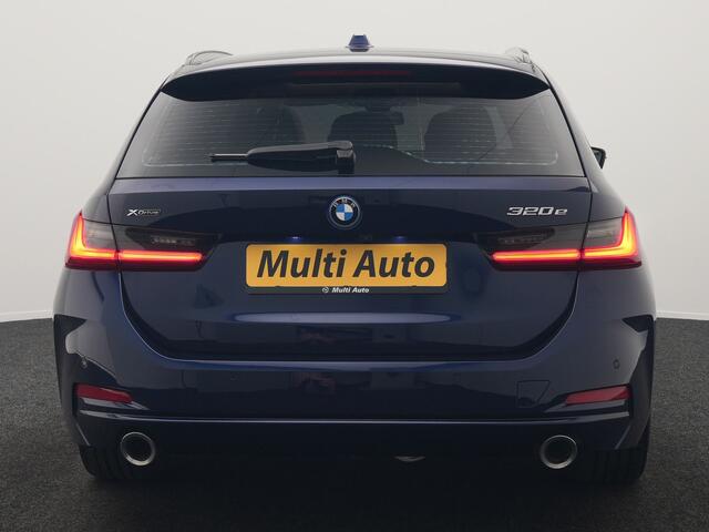 BMW 3-SERIE Touring 320e xDrive PHEV 204pk Dealer O.H. | Trekhaak Af Fabriek | Panodak | Adaptive Cruise | Camera | Lederen Sportstoelen Memory & Verwarmd | Widescreen Navi | Blis | Apple Carplay | DAB | Iconic Glow Grille | Plug In Hybrid |