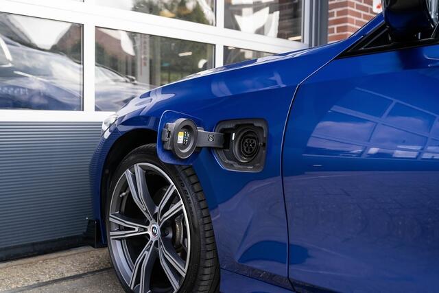 BMW 3-SERIE 330 330e xDrive Touring M Sport | Panorama | Maxton | Trekhaak | Head-Up | Comfort Access | Leder | 19' Inch |