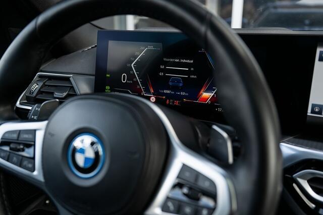 BMW 3-SERIE 330 330e xDrive Touring M Sport | Panorama | Maxton | Trekhaak | Head-Up | Comfort Access | Leder | 19' Inch |