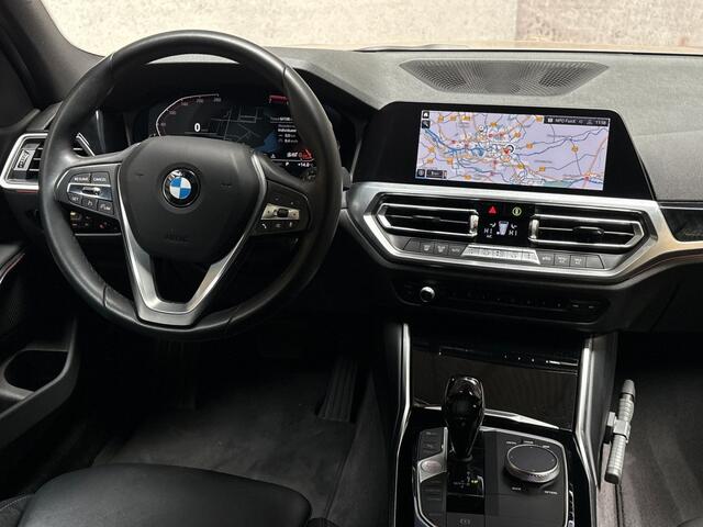 BMW 3-SERIE 318i Sport Line 156Pk Automaat (VIRTUAL COCKPIT, DEALER ONDERHOUDEN, GROOT NAVI, LEDER, ZWART HEMEL, SPORTSTOELEN, GETINT GLAS, SFEERVERLICHTING, PARKEERSENSOREN, NIEUWE APK, NIEUWSTAAT)