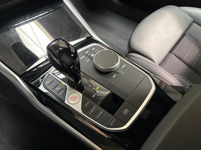 BMW 3-SERIE 318i Sport Line 156Pk Automaat (VIRTUAL COCKPIT, DEALER ONDERHOUDEN, GROOT NAVI, LEDER, ZWART HEMEL, SPORTSTOELEN, GETINT GLAS, SFEERVERLICHTING, PARKEERSENSOREN, NIEUWE APK, NIEUWSTAAT)