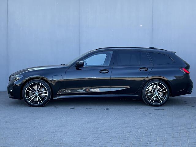 BMW 3-SERIE Touring 330e M-SPORT / PHEV / HUD / Adaptieve Cruise / Virtual Cockpit / Elektr. Klep / Stoel Verwarming / Lederen Bekleding / Apple Carplay & Android Auto / Dodehoek Detectie /