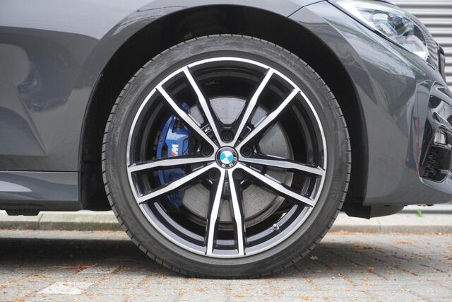 BMW 3-SERIE Touring 330e xDrive 19 inch LM M Dubbelspaak | Trekhaak met elektrisch wegklapbare kogel | Comfort Access | Achteruitrijcamera | BMW Laserlight | BMW Head-Up Display