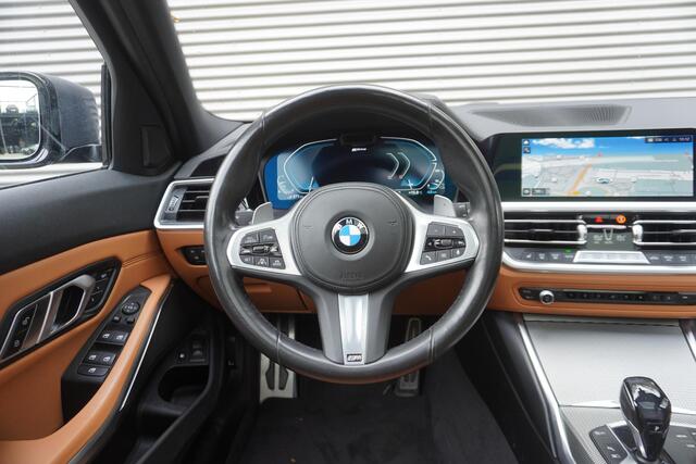 BMW 3-SERIE Touring 330e xDrive 19 inch LM M Dubbelspaak | Trekhaak met elektrisch wegklapbare kogel | Comfort Access | Achteruitrijcamera | BMW Laserlight | BMW Head-Up Display