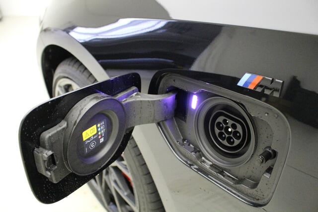 BMW 3-SERIE Touring 330e M-Sport Pro | Panorama | 20" Styling 795M | Hifi | Camera | Stoelverwarming |