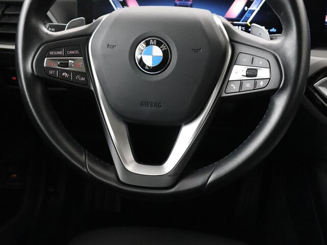BMW 3-SERIE 318i | Leder | Adaptive cruise | Stoelverwarming | Memory | Live Cockpit | Sportstoelen | Carplay | Keyless | Trekhaak | Parkeerhulp | Climate control | Full LED | Origineel NL