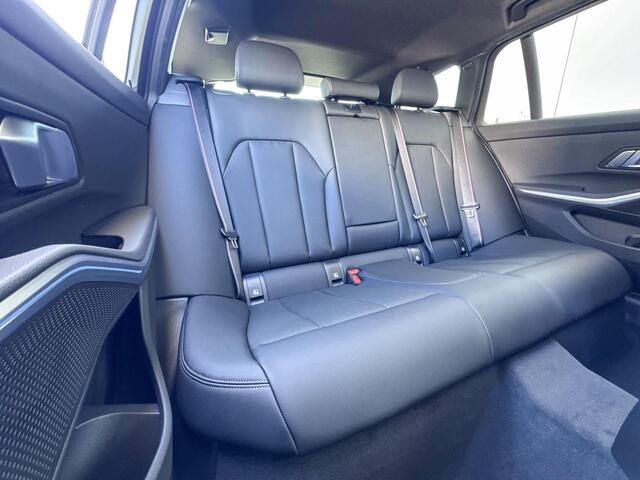 BMW 3-SERIE Touring 330e Trekhaak Elektrisch / Schuifdak / Hifi Audio / Getinte Ramen / M-Sport Pro / 19"