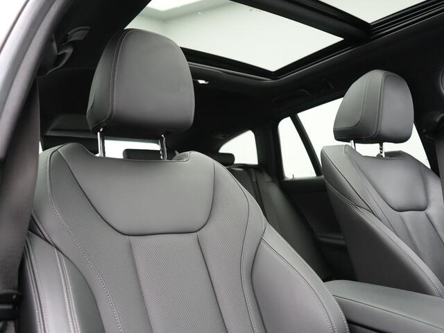 BMW 3-SERIE Touring 330e M Sport 293pk Dealer O.H. Dravitgrau | Panodak | Adaptive Cruise | Camera | Lederen Sportstoelen Memory & Verwarmd | Sfeerverlichting | Stuur Verwarmd | Hifi Audio | Blis | Keyless | Apple Carplay | Plug In Hybrid |