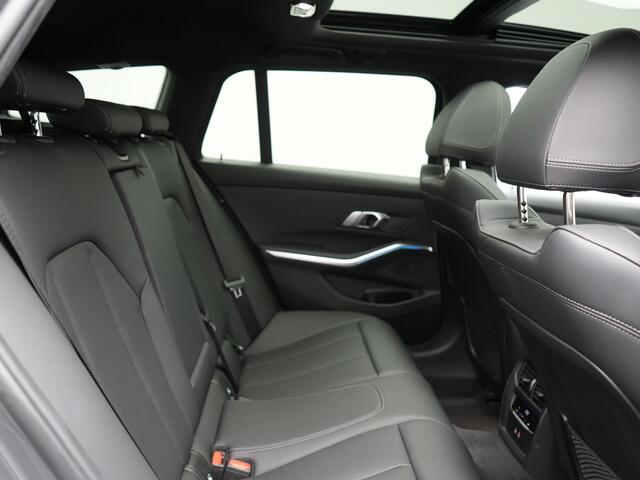 BMW 3-SERIE Touring 330e M Sport 293pk Dealer O.H. Dravitgrau | Panodak | Adaptive Cruise | Camera | Lederen Sportstoelen Memory & Verwarmd | Sfeerverlichting | Stuur Verwarmd | Hifi Audio | Blis | Keyless | Apple Carplay | Plug In Hybrid |