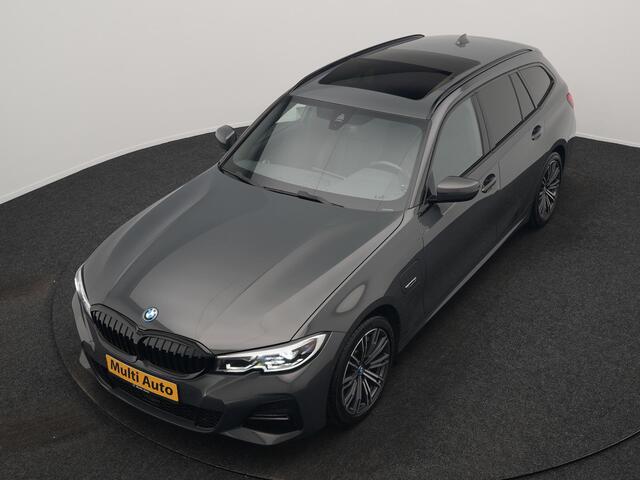BMW 3-SERIE Touring 330e M Sport 293pk Dealer O.H. Dravitgrau | Panodak | Adaptive Cruise | Camera | Lederen Sportstoelen Memory & Verwarmd | Sfeerverlichting | Stuur Verwarmd | Hifi Audio | Blis | Keyless | Apple Carplay | Plug In Hybrid |