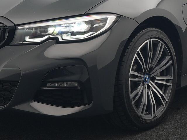 BMW 3-SERIE Touring 330e M Sport 293pk Dealer O.H. Dravitgrau | Panodak | Adaptive Cruise | Camera | Lederen Sportstoelen Memory & Verwarmd | Sfeerverlichting | Stuur Verwarmd | Hifi Audio | Blis | Keyless | Apple Carplay | Plug In Hybrid |