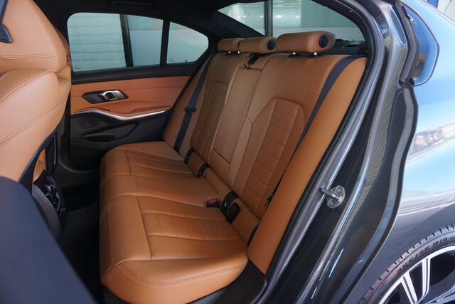 BMW 3-SERIE 320i M-Pakket | Carplay | 19 inch | Dealeronderhouden | NAP