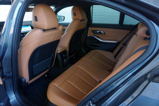 BMW 3-SERIE 320i M-Pakket | Carplay | 19 inch | Dealeronderhouden | NAP