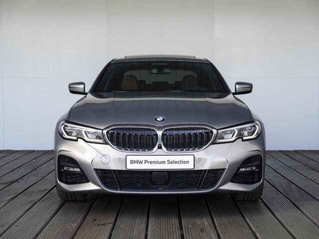 BMW 3-SERIE Sedan 330e | High Executive | M Sportpakket | Stuurwielrand Verwarmd | Comfort Access | Schuifdak | Elektrisch Verstelbare Sportstoelen | Driving Assistant Professional | Head-Up Display | Harman Kardon | 19''