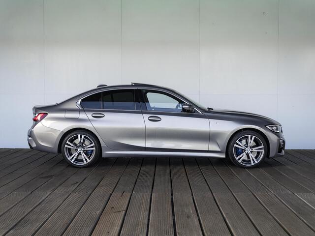 BMW 3-SERIE Sedan 330e | High Executive | M Sportpakket | Stuurwielrand Verwarmd | Comfort Access | Schuifdak | Elektrisch Verstelbare Sportstoelen | Driving Assistant Professional | Head-Up Display | Harman Kardon | 19''