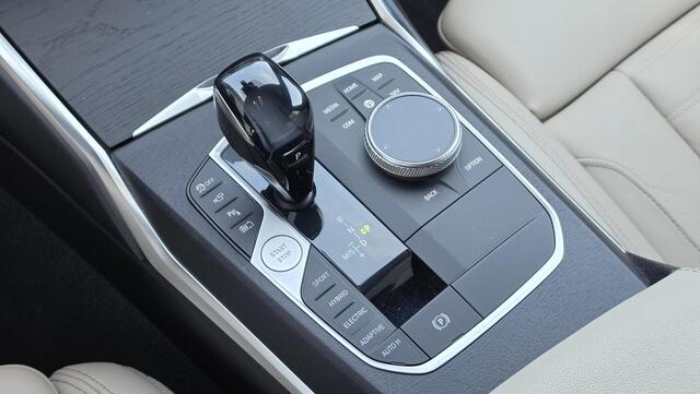 BMW 3-SERIE Touring 330e xDrive High Executive | Pano | Dravitgrau | Leder | ACC | HUD | Laser | DOH | Driving Assistant Professional | Bomvol!