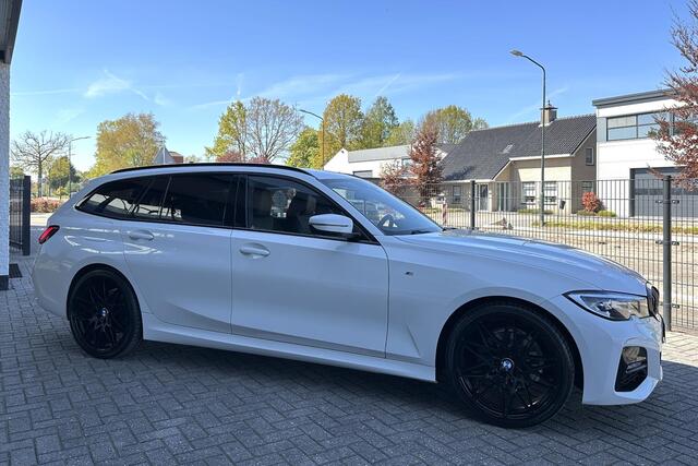 BMW 3-SERIE Touring 320i M Sport Leer Navi LED 20" Sfeerverlichting