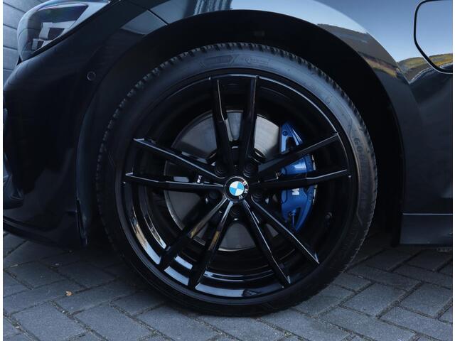 BMW 3-SERIE Touring 330e xDrive M Sport | Panoramadak | Adaptief M onderstel | H+K | 360 | Leer