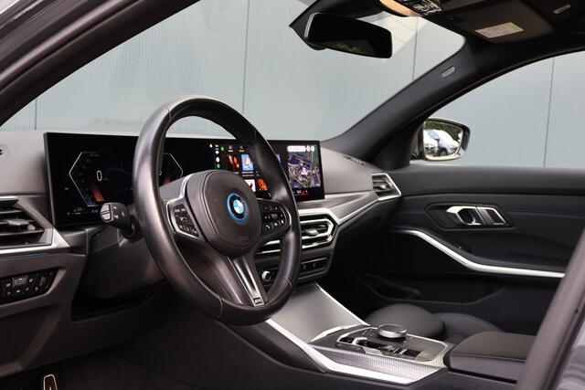 BMW 3-SERIE Touring 320e | M Sport LCI | Dravitgrau | Leer / Alcantara | Trekhaak afn. | 19 Inch | Stoelverwarming | Live Cockpit Plus | M-Pakket