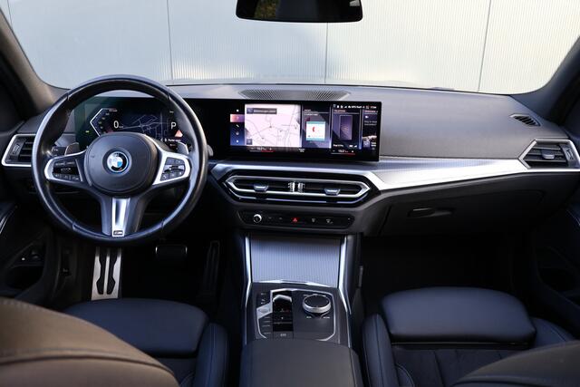 BMW 3-SERIE Touring 320e | M Sport LCI | Dravitgrau | Leer / Alcantara | Trekhaak afn. | 19 Inch | Stoelverwarming | Live Cockpit Plus | M-Pakket