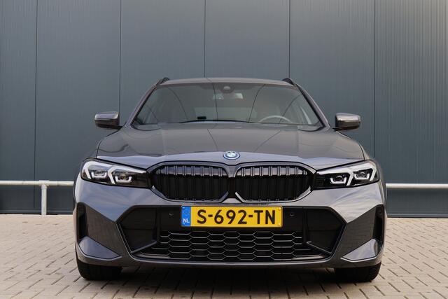 BMW 3-SERIE Touring 320e | M Sport LCI | Dravitgrau | Leer / Alcantara | Trekhaak afn. | 19 Inch | Stoelverwarming | Live Cockpit Plus | M-Pakket