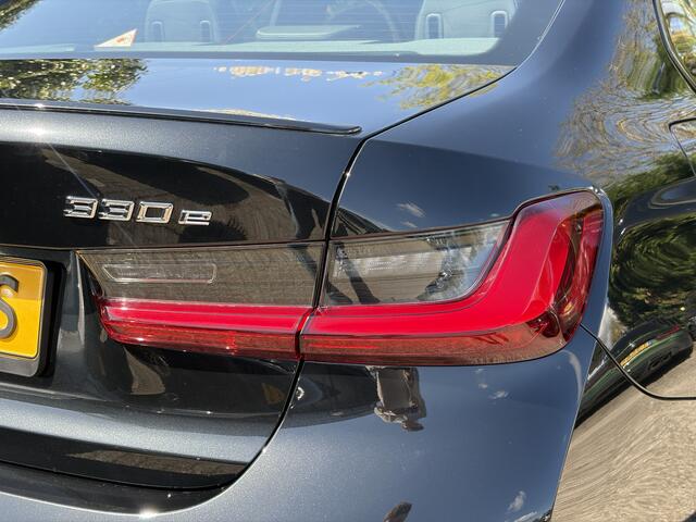 BMW 3-SERIE 330e | M-Sport Pro | Schuif-/kanteldak | HiFi | Trekhaak | Adapt. Led | Stoel + Stuurverw.