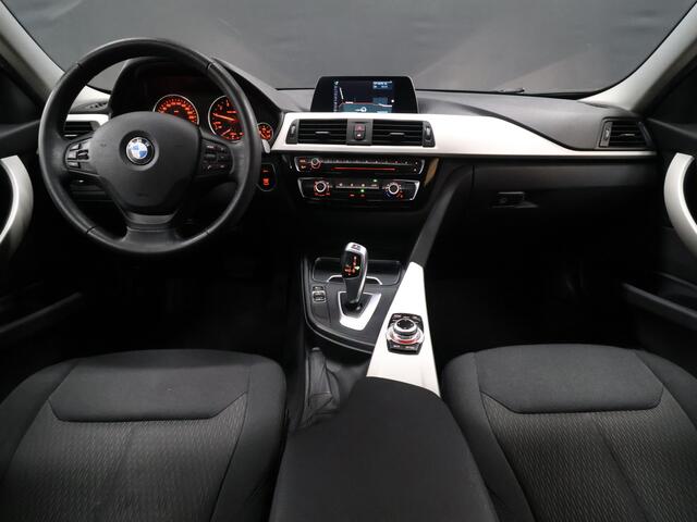 BMW 3-SERIE Touring 318i Corporate Lease [PDC ACHTER, CRUISE CONTROL, BLUETOOTH, ELEKTRISCHE ACHTERKLEP, NAVIGATIE, CLIMATE, NIEUWSTAAT]