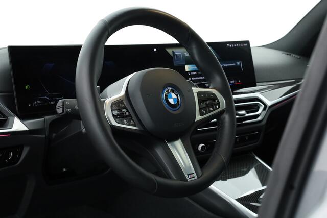 BMW 3-SERIE Touring 330e M-Sport Pro | Rijklaar! | Pano | Widescreen | ShadowLine | HUD | Camera+PDC | Memory | Sfeerverl. | Dodehoek | Adapt. Cruise | Elek. klep | Nav+App.Connect V