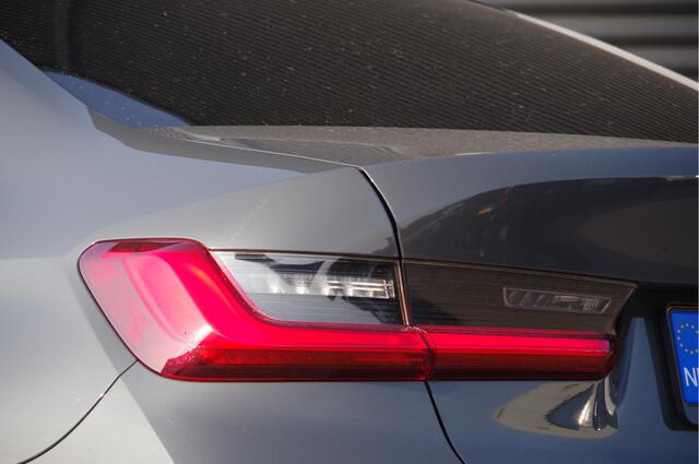 BMW 3-SERIE 330e M-SPORT SCHUIFDAK, INDIVIDUAL LEDER, LASER, HUD, HARMAN/KARDON, ADAPT. CRUISE, SPORTSTOELEN, DRAVIT GRAU