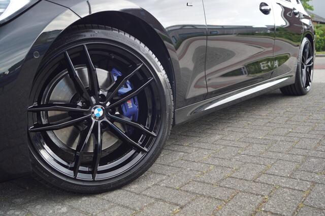 BMW 3-SERIE 330I M pakket (258pk) NL Auto Leer/Trekhaak/HIFI/LED/19inch
