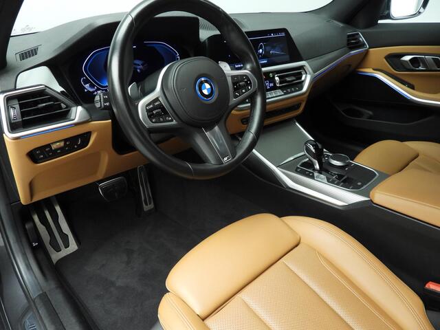 BMW 3-SERIE Touring 330e xDrive M Sport/ Elektrische Trekhaak/ Cruise Control/ Sportstoelen/ Stoelverwarming / Alu wielen 19 inch