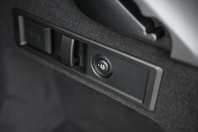 BMW 3-SERIE Touring 330e M Sport Automaat / Panoramadak / Trekhaak / Sportstoelen / Achteruitrijcamera / Comfort Access / Active Cruise Control / Adaptieve LED / Stuurverwarming