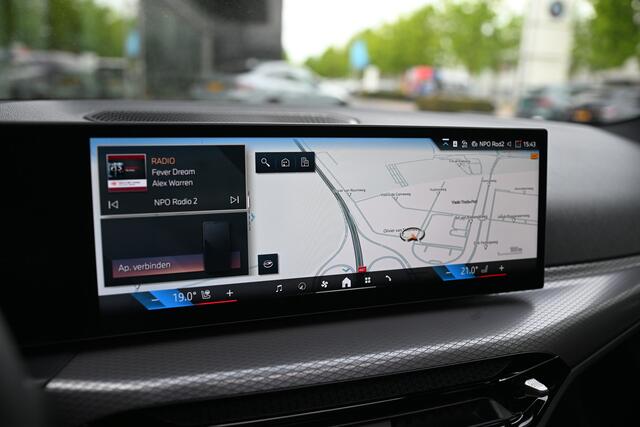 BMW 3-SERIE Touring 330e M Sport Automaat / Panoramadak / Trekhaak / Sportstoelen / Achteruitrijcamera / Comfort Access / Active Cruise Control / Adaptieve LED / Stuurverwarming