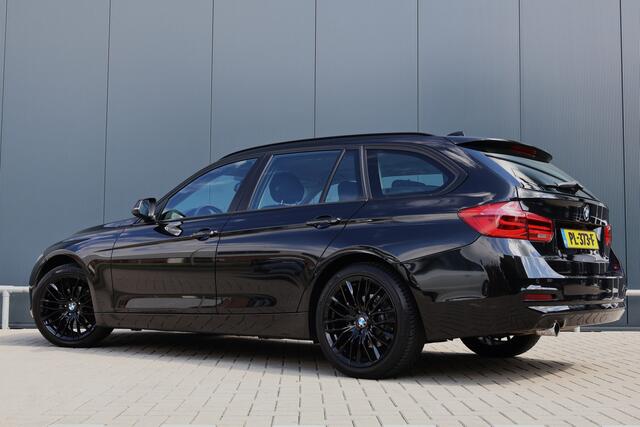 BMW 3-SERIE Touring 318i Executive Automaat | Origineel NL | 18 inch | Navi | Cruise | Clima | Elektr. achterklep