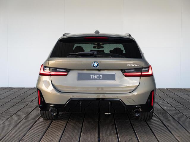 BMW 3-SERIE Touring 330e | Individual Lak | M Sportpakket Pro | Innovation Pack | Comfort Pack | Panoramadak | Trekhaak