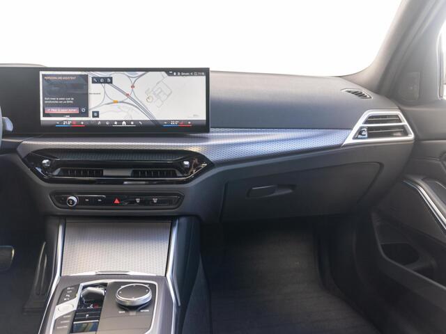 BMW 3-SERIE Touring 330e | Individual Lak | M Sportpakket Pro | Innovation Pack | Comfort Pack | Panoramadak | Trekhaak