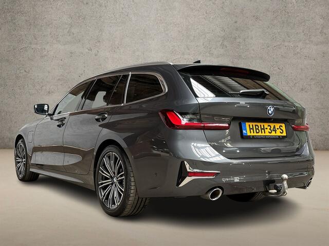 BMW 3-SERIE 320e High Executive 204Pk Automaat (PANORAMADAK, HEAD-UP DISPLAY, MEMORY SEATS, LASER KOPLAMPEN, LEDER, STUUR/STOELVERWARMING, 360 CAMERA, APPLE CARPLAY, SFEERVERLICHTING, GETINT GLAS, NIEUWSTAAT)